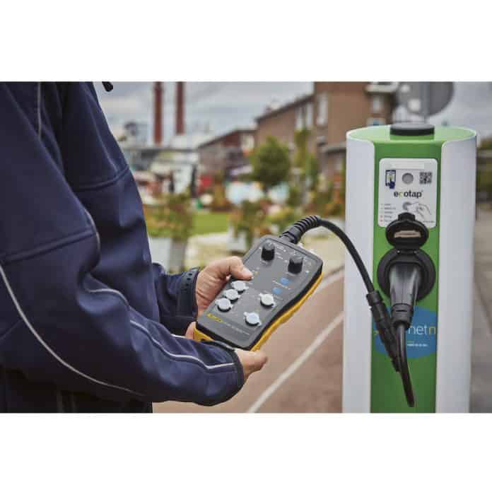 Adattatore per l'installazione e la manutenzione di stazioni di ricarica per veicoli elettrici